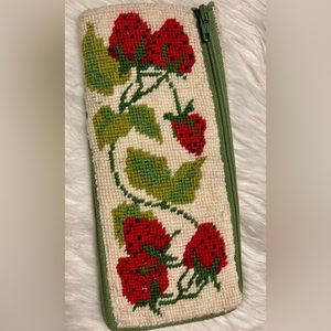 VINTAGE HANDMADE NEEDLEPOINT GLASSES CASE *~*~strawberries*~*~* PRECIOUS!